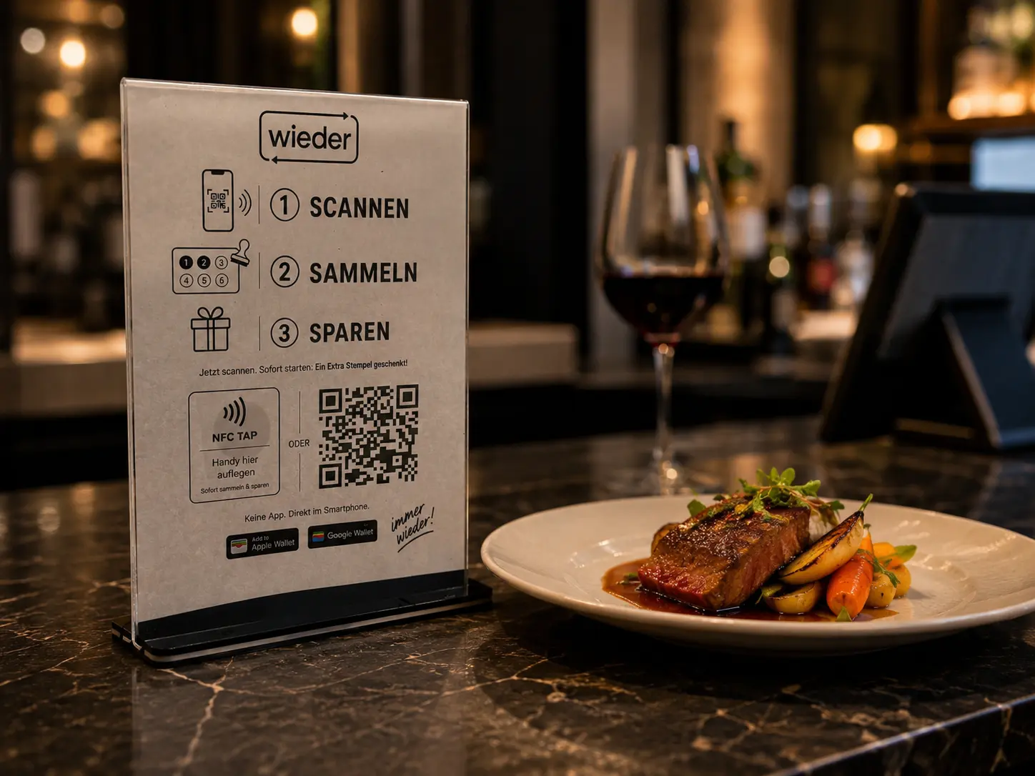 Elegantes Restaurant mit Steak-Gericht und wieder Aufsteller